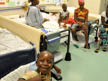 AFM CREW AND PATIENTS IN THE WARD